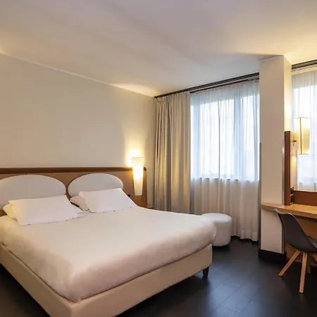 Mercure West Отель