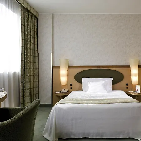 Mercure West Отель