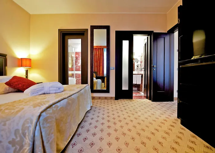 Hotel Mercure West 4*